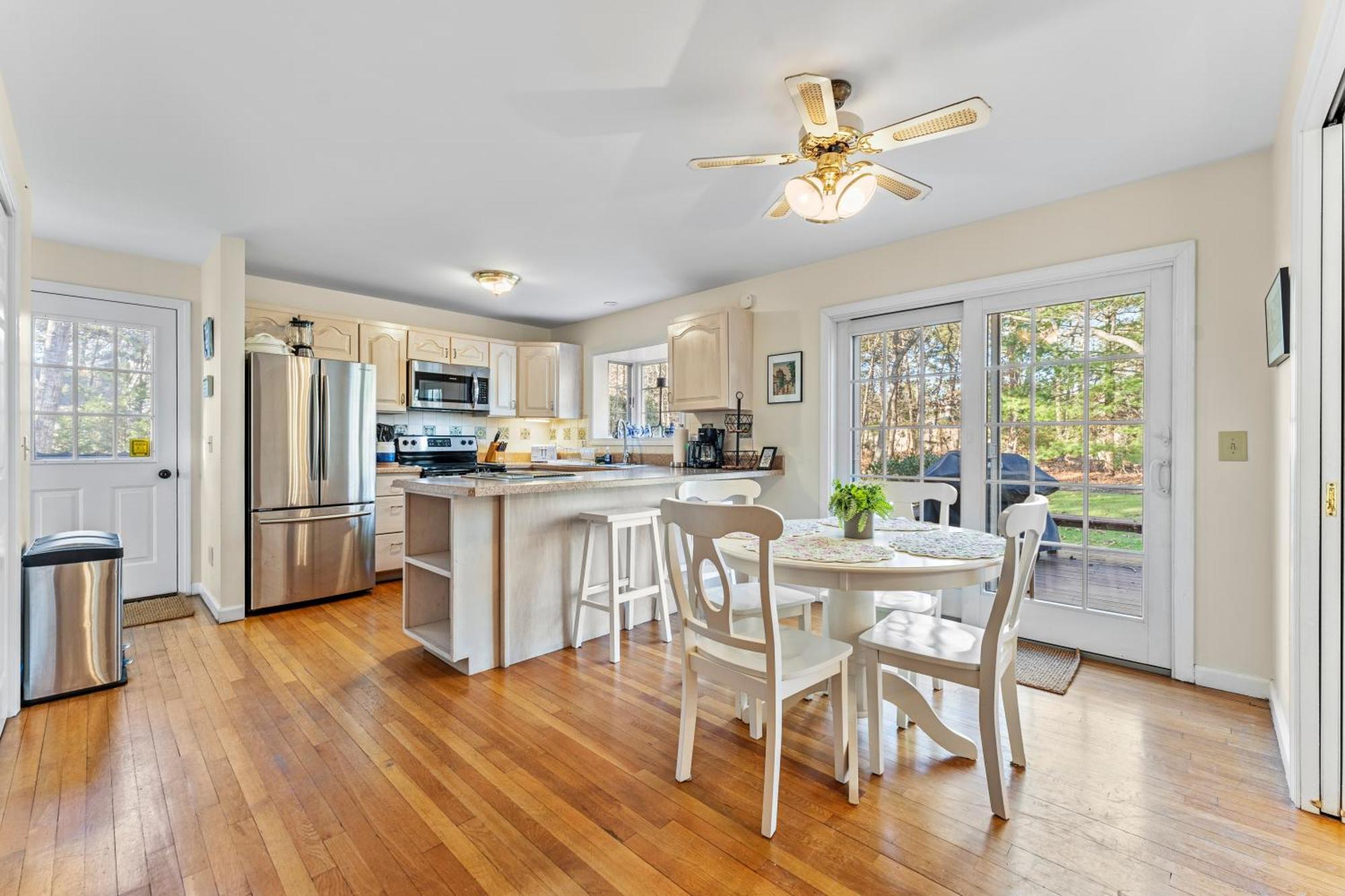 The Burkeshire Manor - Charming Family Home Oak Bluffs Exterior photo